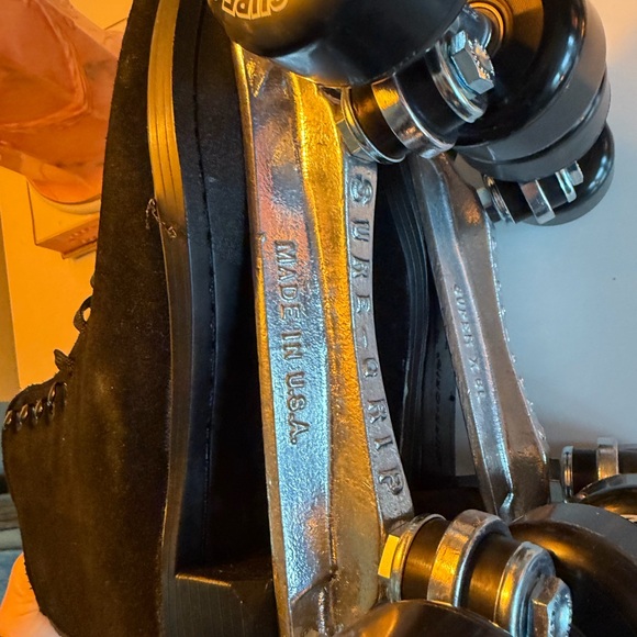 Black Suede Roller Skates - Picture 5 of 8